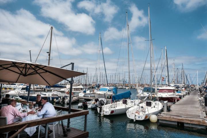 Vista parcial de la terraza sobre el muelle deportivo.