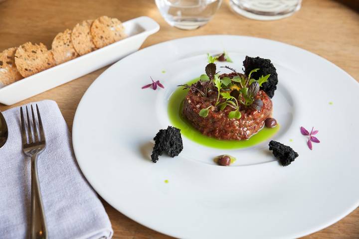 Steak tartar Premium con jugo de verde de olivas, el orgullo de la casa.