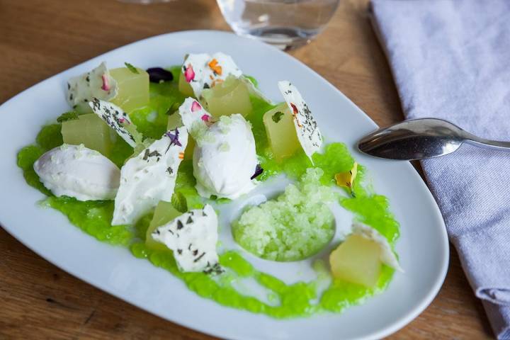 Restaurante Eme Be Garrote Grill: Sopa fría de melón a la menta, melón en caipiriña y helado de coco. Foto: Garikoitz Díaz