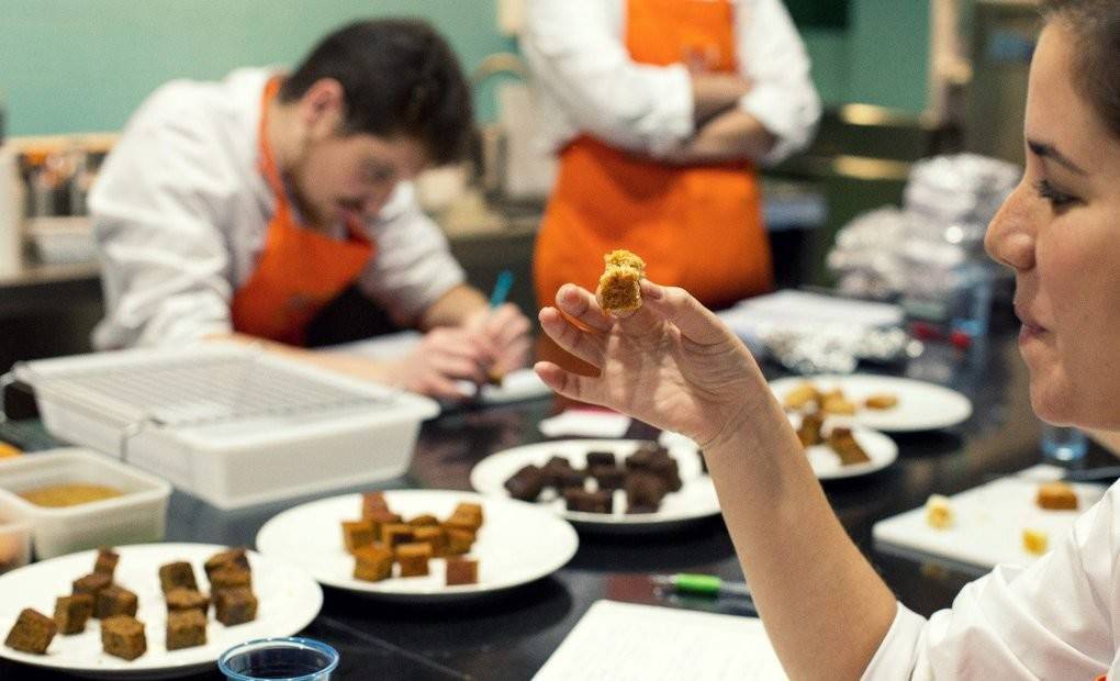 Cocineros elaborando postres