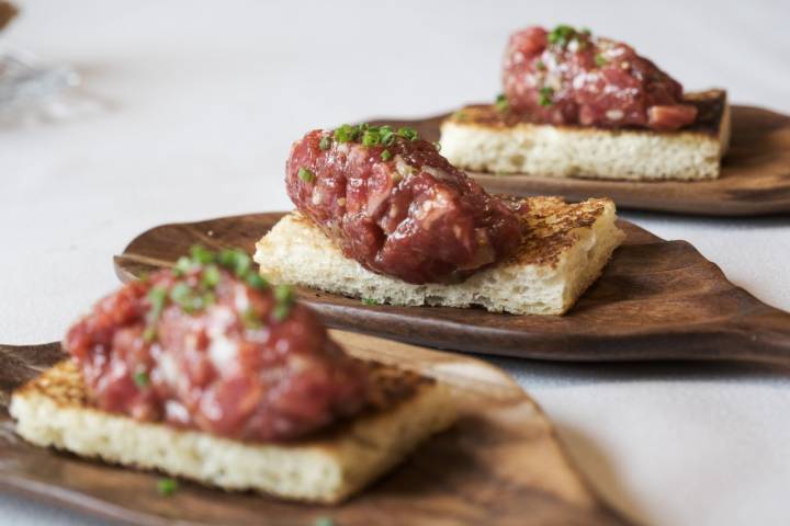 'Steak tartar' de vaca rubia gallega sobre pan de brioche.