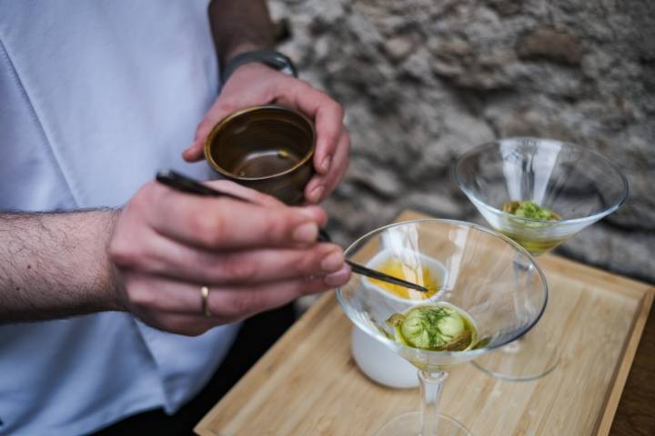 Luis prepara el tomatillo de aguacate del gazpacho.