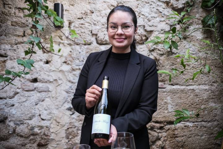 Viviana Wilches, la jefa de sala, sostiene una de las rarezas de la bodega.