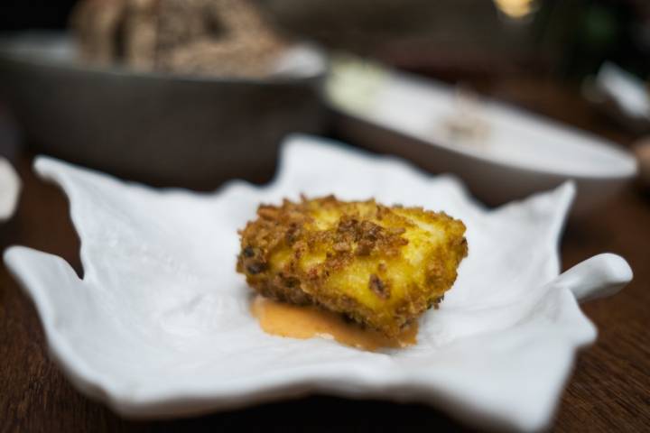 Pavía de pescadilla con migas de ortiguilla.