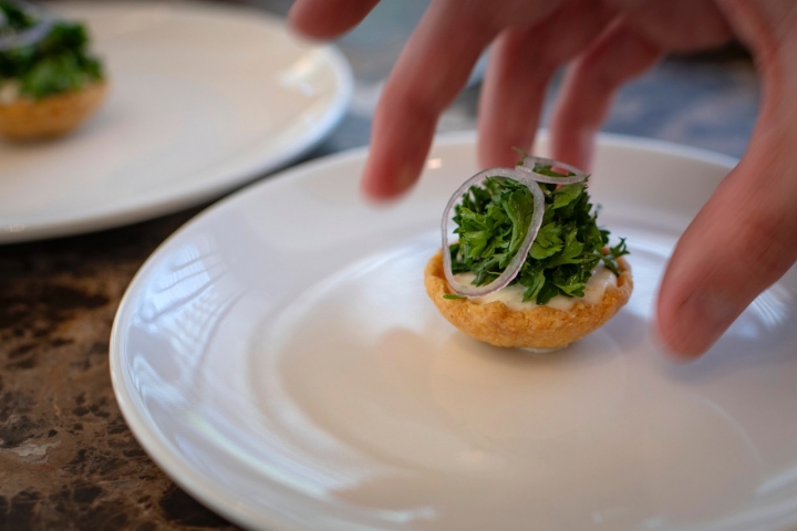  Tartaletas de polenta y ensalada de hierbas