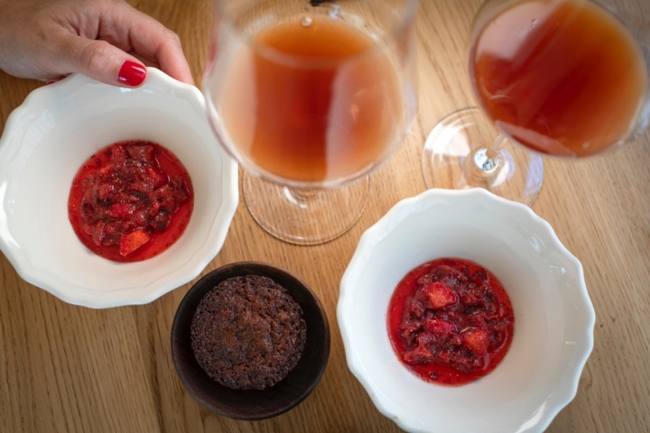 Postre de nata cuajada y fresas.