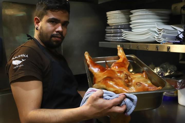 Jorge Asenjo no se olvida de sus orígenes castellanos, aquí con un buen cochinillo