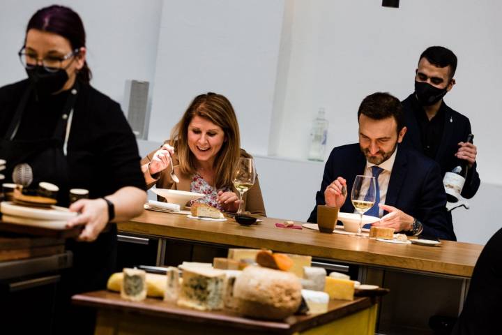 Restaurante 'Gente Rara' (Zaragoza): clientes en barra