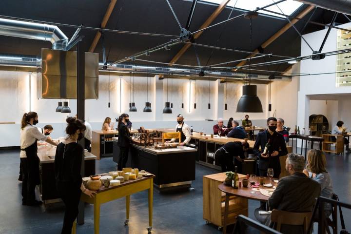 Restaurante 'Gente Rara' (Zaragoza): comedor y cocina abierta (apertura)