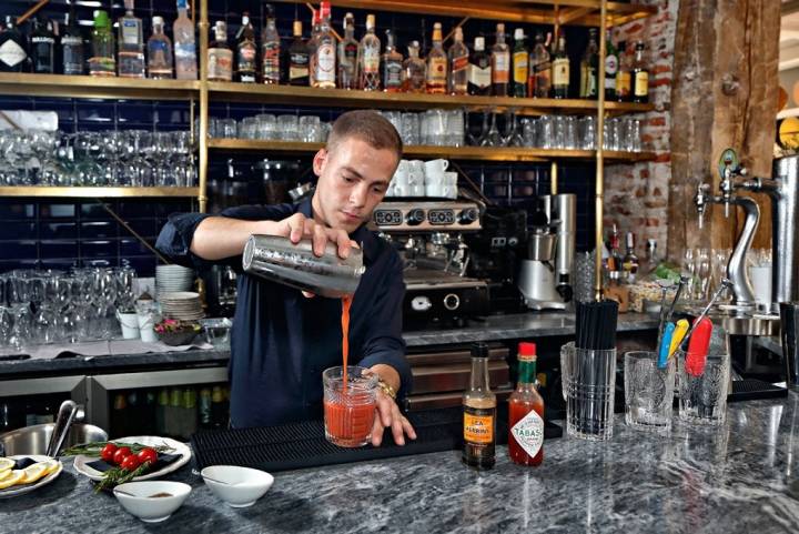 Kevin, todo un experto en Bloody Marys.