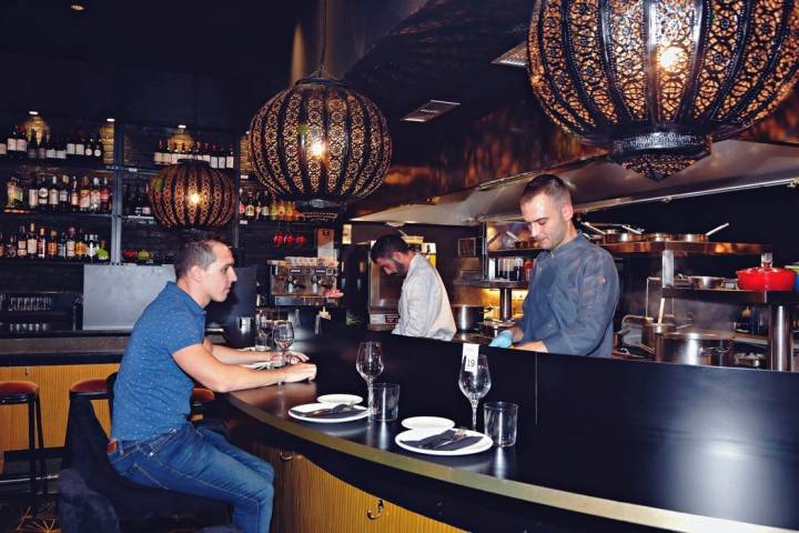 En la barra que separa la cocina del salón se puede sentar uno también a disfrutar de la carta de este restaurante.