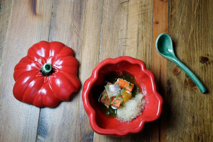 Ensalada de papaya, tomate, anguila, queso de cabra y granizado de lima limón.