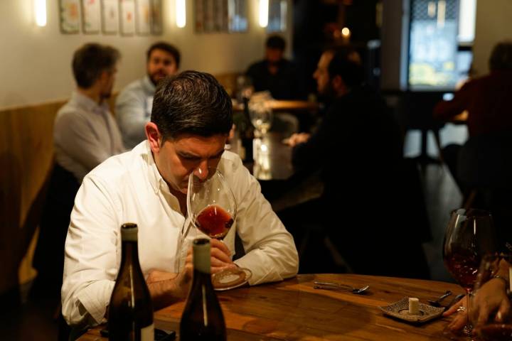 Además de la sabrosa comida, se puede elegir entre casi 90 referencias de vinos.