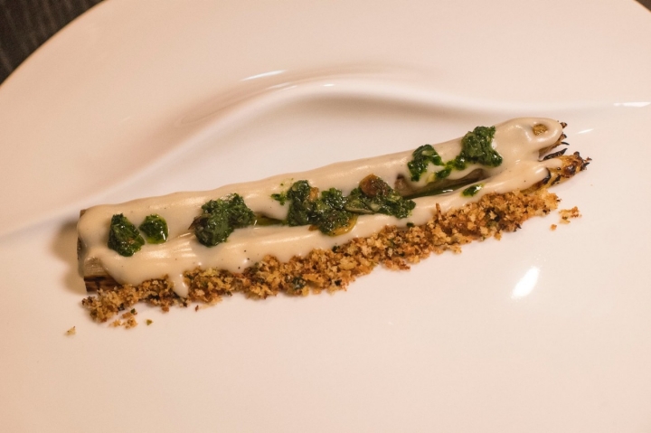 Plato de espárragos de Navarra del restaurante Gurisa (Madrid).