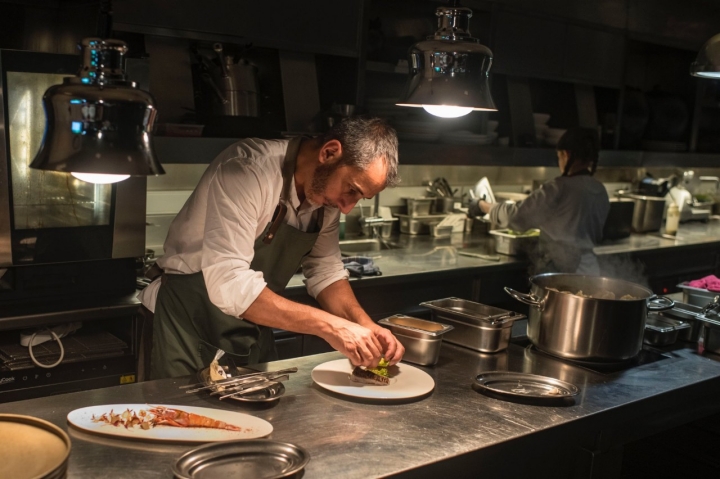 El chef Lucas Bustos en la cocina del restaurante Gurisa (Madrid).