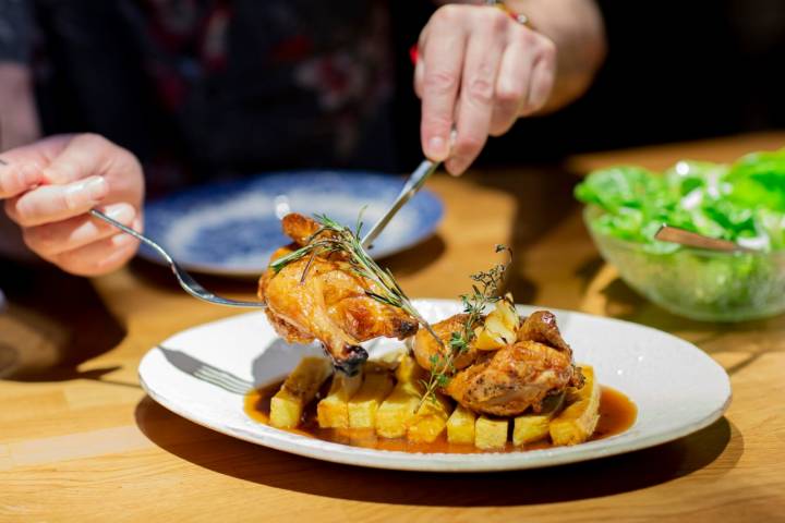 En 'Hamabi' el pollo de Bresse a la brasa se sirve con salsa oscura y sobre una cama de patatas fritas.