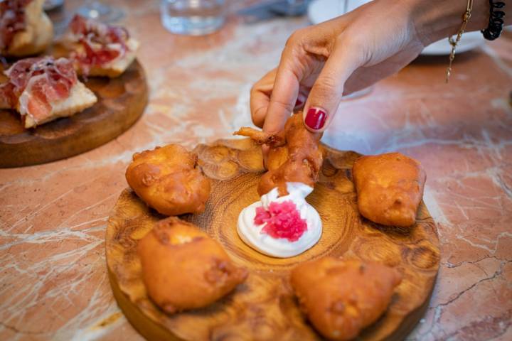 Pollo de corral rebozado con cebolla roja encurtida y creme fraiche de limón.