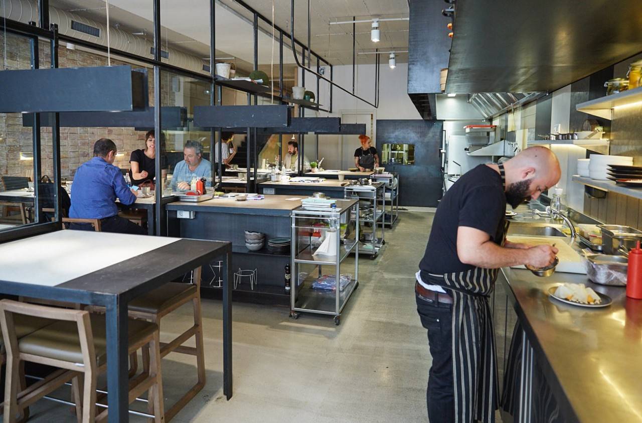 Alberto Sambinelli con su equipo de cocina, en el restaurante Hetta, de Barcelona.