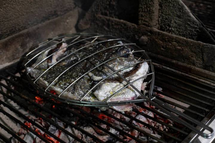 Hardcastle asa la merluza, como el resto de alimentos, a oído.