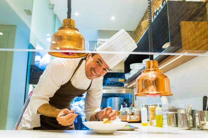 Mario Vallés emplatando con una sonrisa.