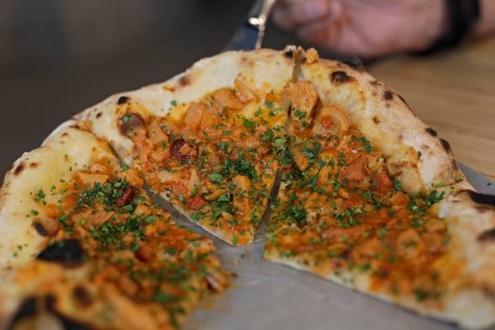 Has leído bien: pizza de callos guisados, tomate y perejil.