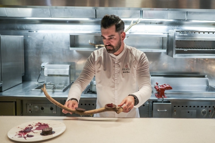 Jordi coloca el ravioli de ciervo en la cocina.