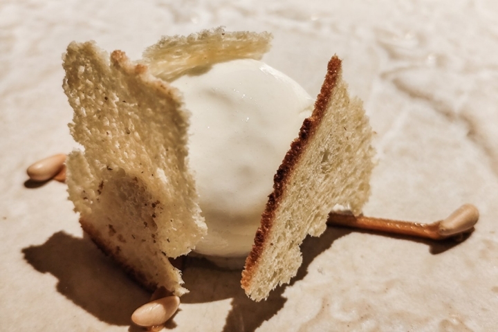 Postre de fiesta mayor, coca de anís y piñones.