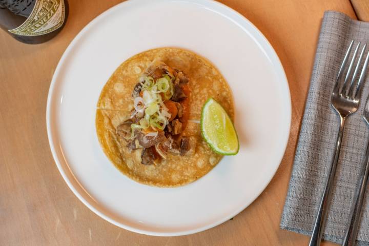 Taco de oreja a la plancha con salsa brava