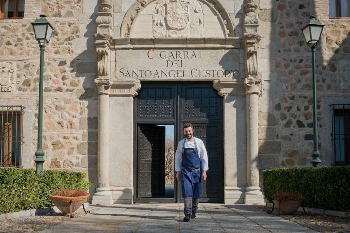 Iván Cerdeño en la entrada de su Cigarral. Foto: Sofía Moro