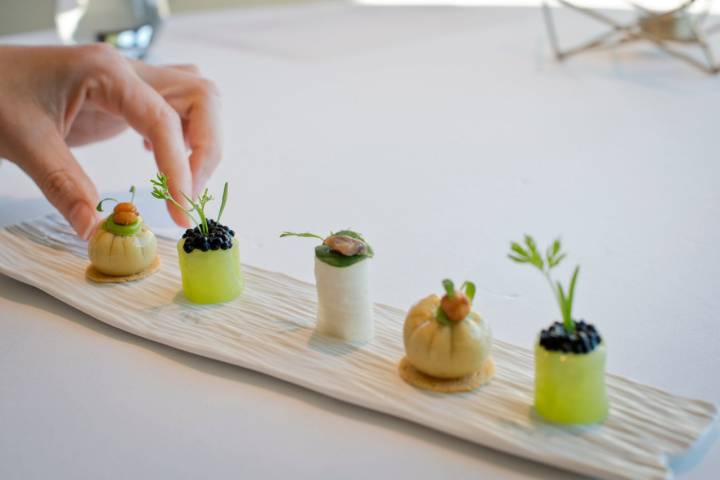 Semilla de pepino encurtida, nabo y salazones, y garbanzo encominado.