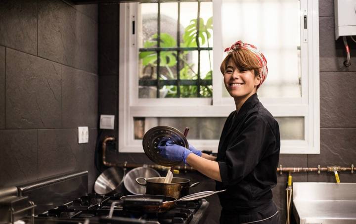 Tamara haciendo pruebas en su cocina. / Foto: Okashi Sanda.