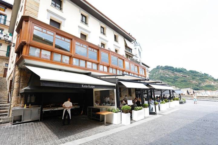 La terraza de 'Kaia-Kaipe' es, prácticamente, un balcón que mira al mar.