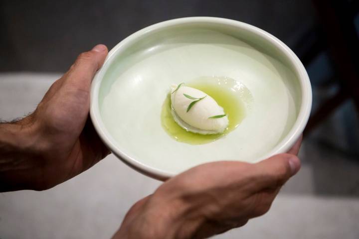 Helado de manzanilla y anís con sopa de manzana, una buena despedida.