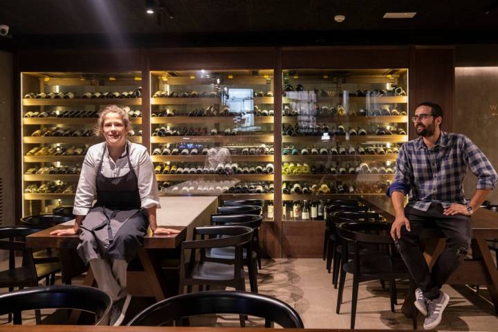 Rakel junto a su socio y jefe de sala, Javier Plaza, frente a la bodega.