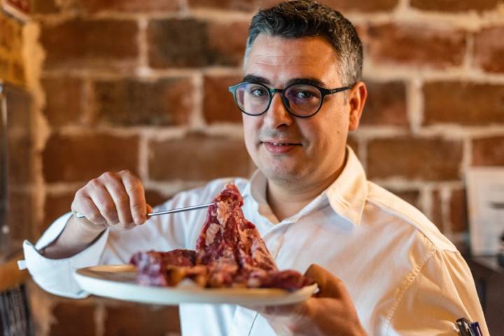 Carlos Fernández muestra una pieza de carne