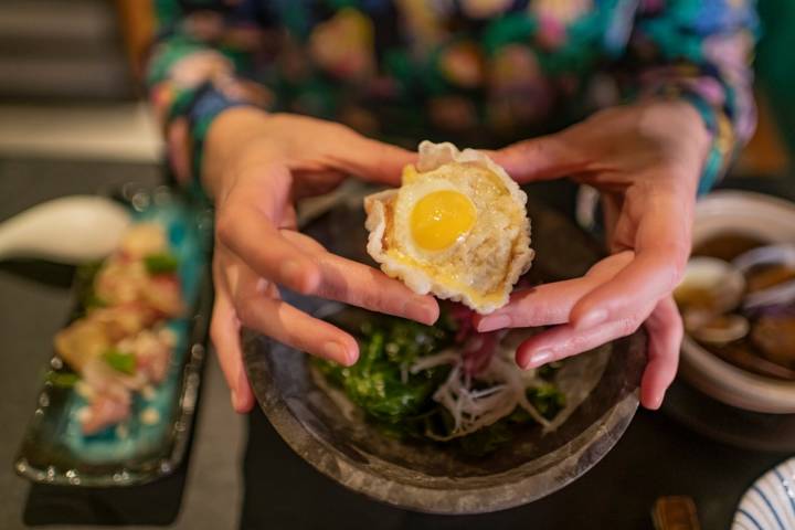 Huevos a la royale -un hit- con chip de tapioca, tartar de salmón marinado con jengibre y soja.