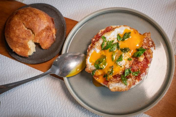 Ensaladilla rusa con tartar de atún rojo de almadraba y huevo campero.