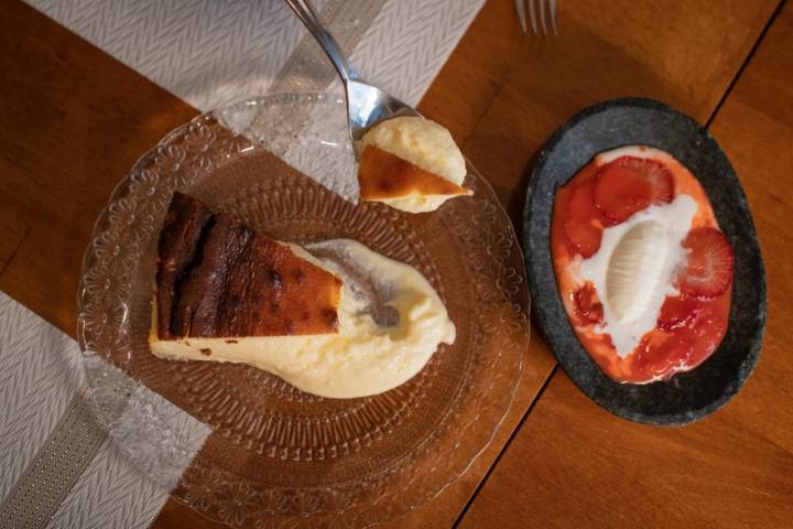 Tarta de queso de cabra payoyo con fresas estofadas.