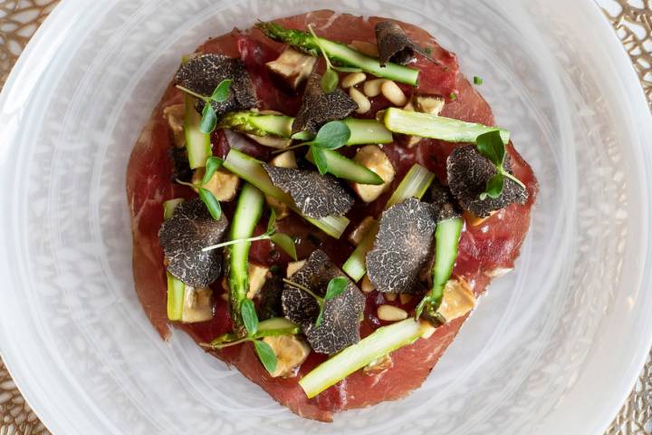 'Carpaccio' de 'wagyu' con 'foie', trufa y espárrago triguero.