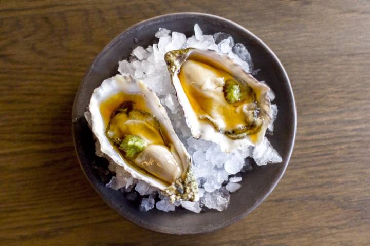 La ostra Tsukiji, con wasabi y salsa de soja, homenaje al mercado de pescado de Tokio.