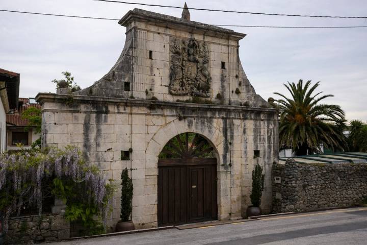 La portada con su escudo del siglo XVIII dan la bienvenida al comensal.