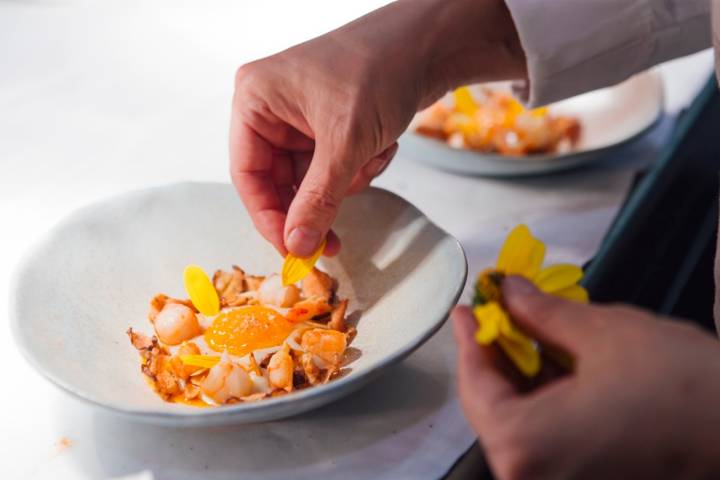 Emplatando yema de huevo en un nido de tupinambos con gambas de Palamós