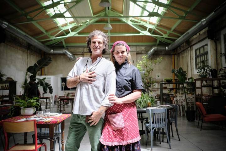 Cumi Torán y Borja Zausen posan en el centro de la sala de La Cantina Divina.