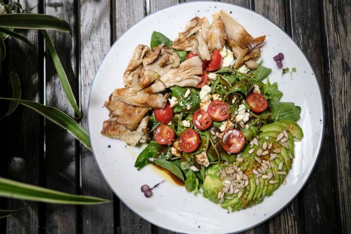 Ensalada de setas, una de las especialidades de la casa.