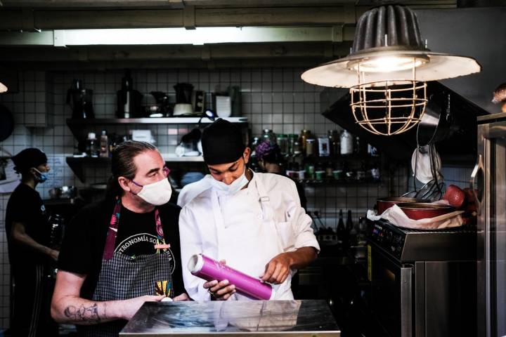 Chema de Isidro trabaja codo con codo en la cocina con jóvenes en riesgo de exclusión social, en este caso con Iago, un chaval de 20 años.