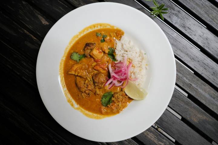 Pollo al curri de la cocinera de La Cantina Divina, Cumi Torán, una especialidad de la casa.