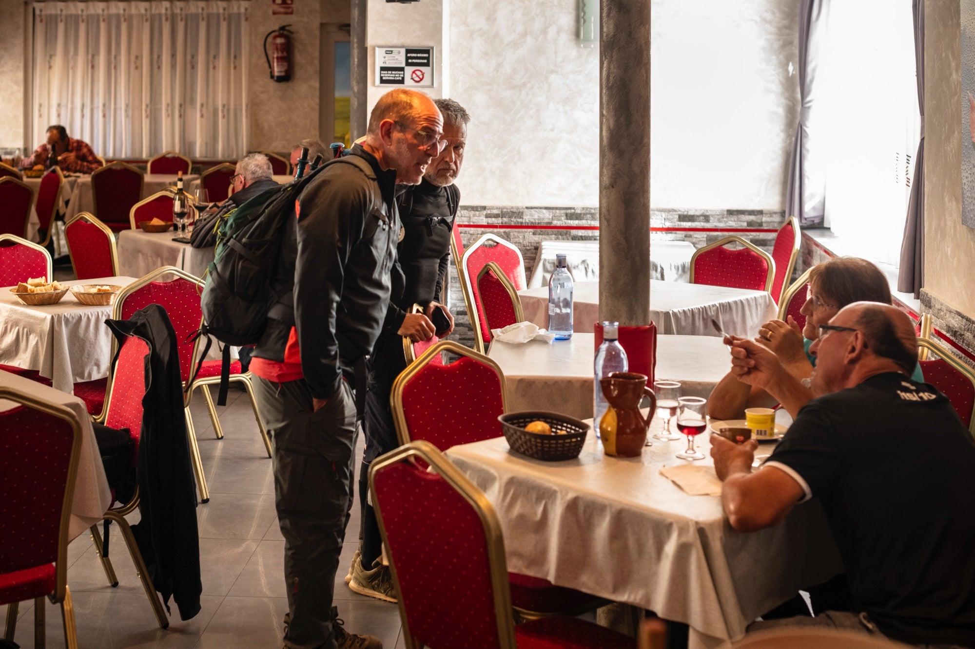 Al final de la comida, las charlas del reencuentro en las diferentes etapas.