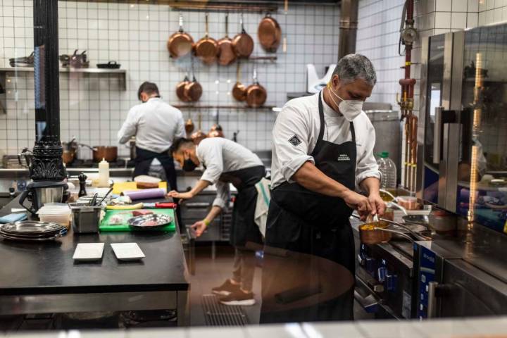 El chef en cocina.