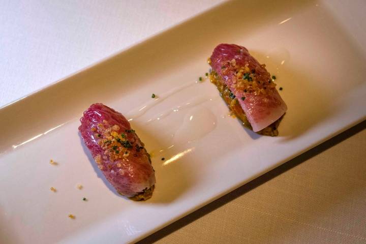 Nigiri de pisto con velo de panceta ibérica.