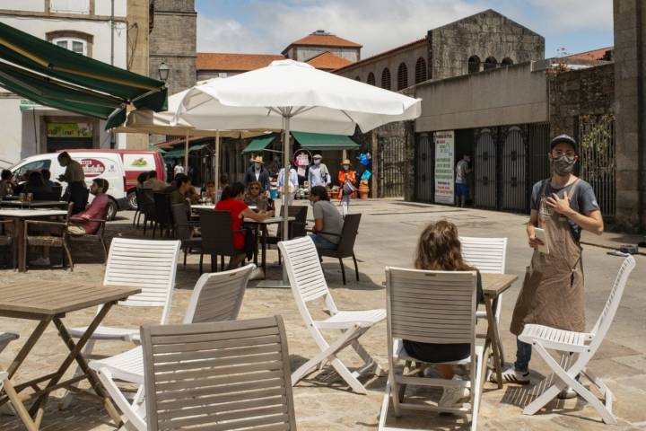 La terraza, frente a la plaza de Abastos, resulta perfecta para el aperitivo.